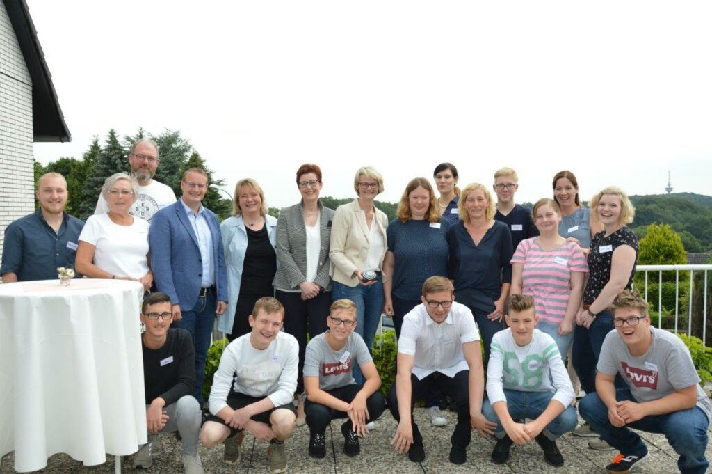 Die Bundestagsabgeordnete Anja Karliczek (CDU) besucht die Jungen und Mädchen einer Wohngruppe des Landschaftsverbandes Westfalen-Lippe.